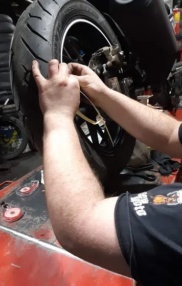 Manutenção de roda e pneu na New Moto Point