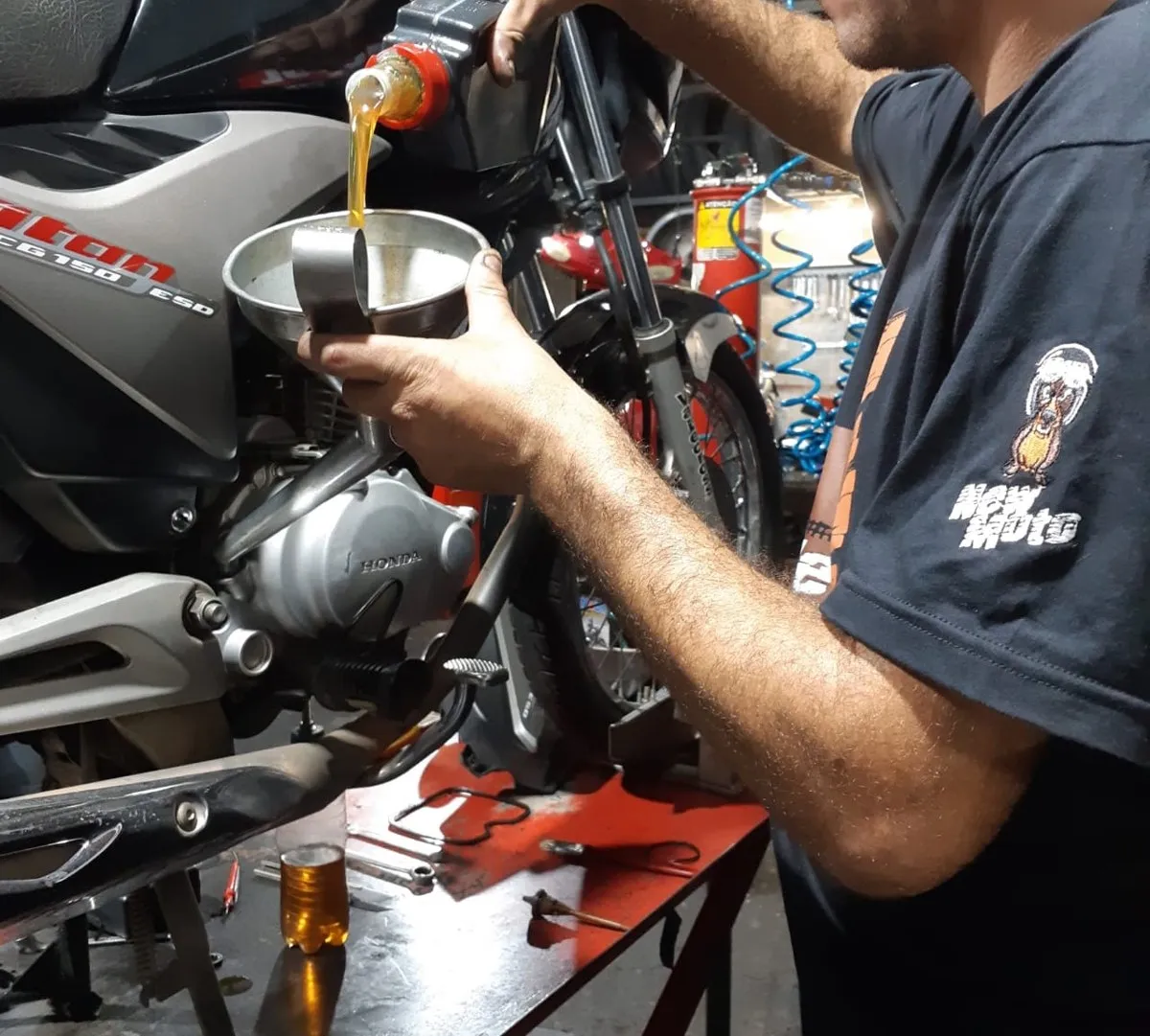 Serviço de Troca de óleo na oficina da New Moto Point